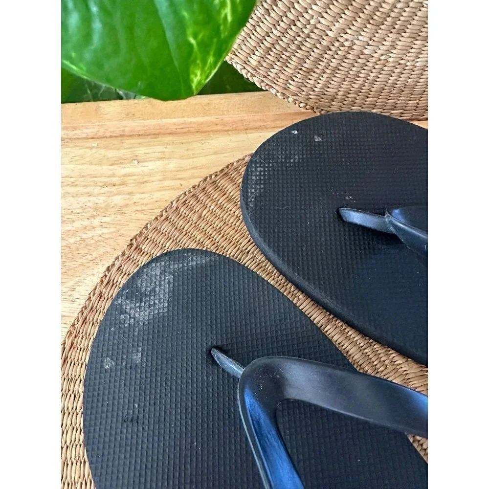 Old Navy Men’s size Large 10/11 black flip flops